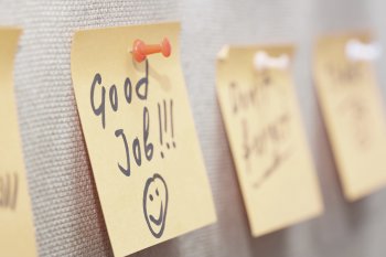 Berufswelt Jobbörse Post-it, auf dem Good Job mit einem lachenden Smiley steht