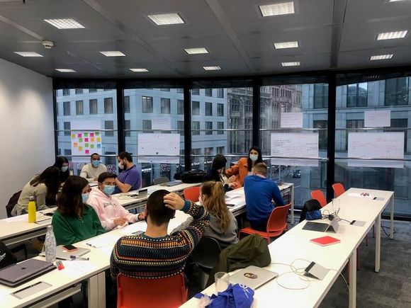 Studierende lernen verschiedene Kreativitätsmethoden, um innovative Lösungen für aktuelle Herausforderungen zu entwickeln.