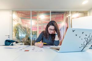 Der Unterricht in unseren Programmen konzentriert sich auf maximal 3 Tage in der Woche, sodass Studierende die Möglichkeit haben zu arbeiten und prakische Erfahrungen zu sammeln.