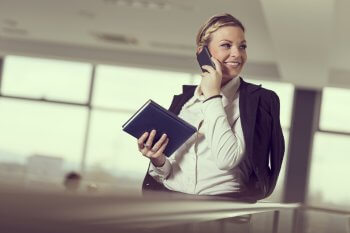 Berufsinterview Produktmanagerin Business-Frau telefoniert unterwegs
