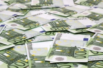 Viele Hundert-Euro-Scheine durcheinander
