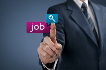 Duales Studium Frei Studienplätze Mann im Anzug, der auf eine grafische Suche nach Jobs klickt