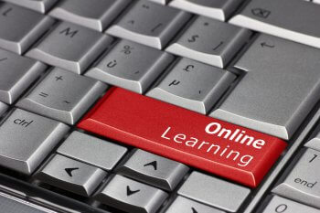 Tastatur mit roter Taste, auf der Online-Learning steht