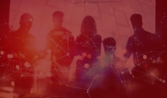 Fünf Menschen bei der Arbeit, überlagert von einer grafischen Netzwerkdarstellung