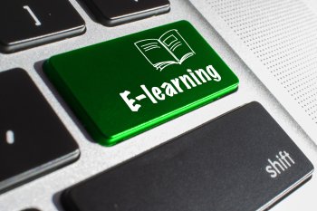 Taste mit E-Learning-Schriftzug darauf