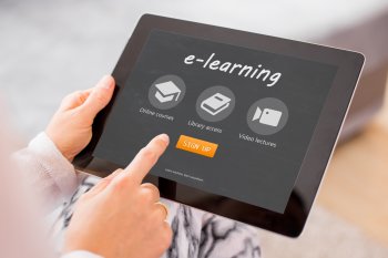 Tablet, auf dem Onlineportal für E-Learning zu sehen ist