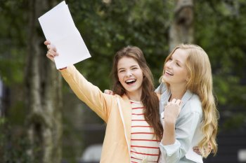 Zulassung für Studium Zwei Mädchen freuen sich und halten Dokument hoch