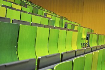 Hörsaal mit grünen Holzsitzen