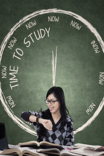 NC Wartesemester Studentin vor Tafel auf der Time to study steht