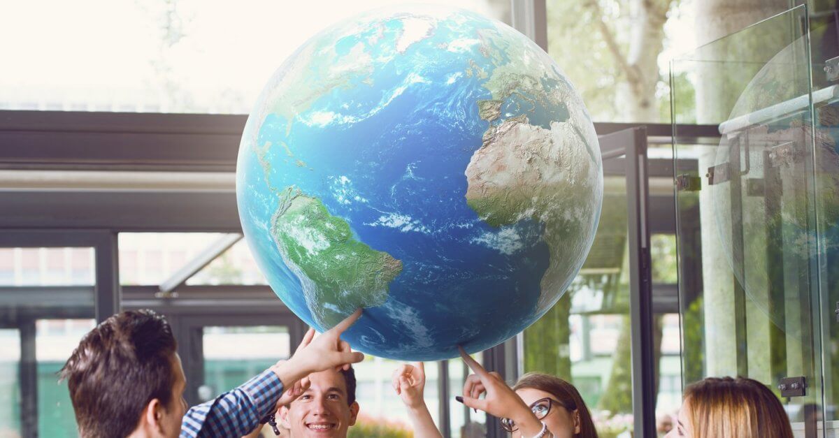 Studiengänge in der Übersicht Studenten halten Weltkugel hoch