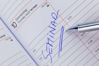 Kalender, in den das Wort Seminar geschrieben steht