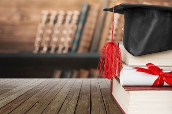 Stadt bei Nacht, überlagert durch eine grafische Abbildung einer Weltkugel